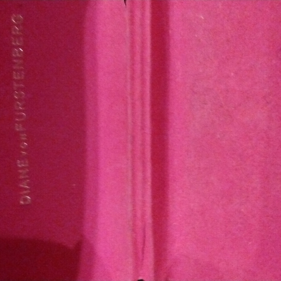Diane VonFurstenberg Glass case - Picture 7 of 13